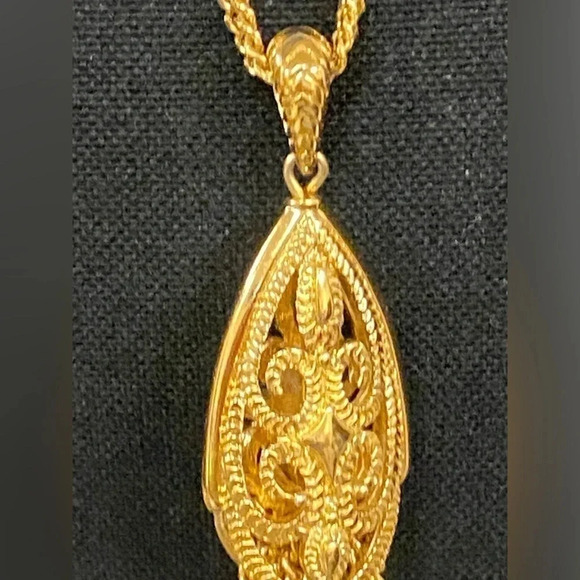 GORGEOUS VINTAGE MONET NECKLACE. BEAUTIFUL DETAILS. - Picture 2 of 11